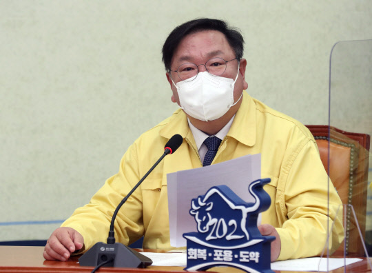 김태년 민주당 원내대표가 3일 국회에서 열린 최고위원회의에서 발언하고 있다. 연합뉴스